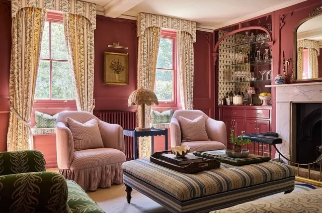 Another stunning interior designed by @uns.hobbs_interiors, featuring our Lorcan Reverse in Banana Palm on the armchair and window seat cushion. Thank you Uns for using my linen and sharing this beautiful space! 🤎