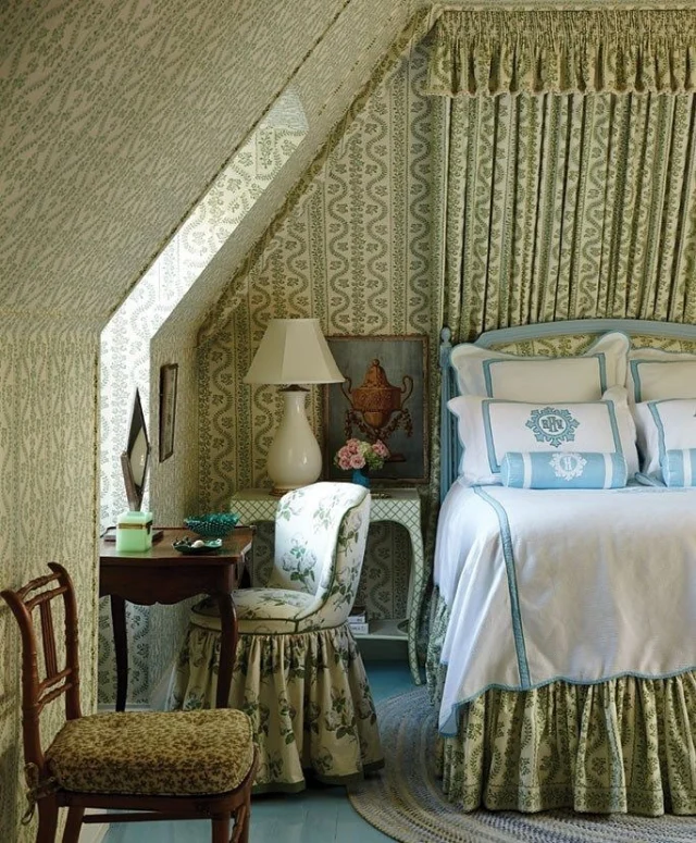 CINNY loves... a little extra (Fabric, of course!)

From bed canopies to wall-to-wall curtains and even kitchen skirts, I love finding generous, unexpected ways to add fabric. It’s such a simple way to add softness, warmth, and character to a space.

1	@cathkincaidinteriors
2	@joannaplantinteriors
3	@cathykincaidinteriors
4	@vanityandcompany
5	@salvensangraham
6	@alicecrawleyinteriors
7	@veere_greeney
8	@veere_greeney