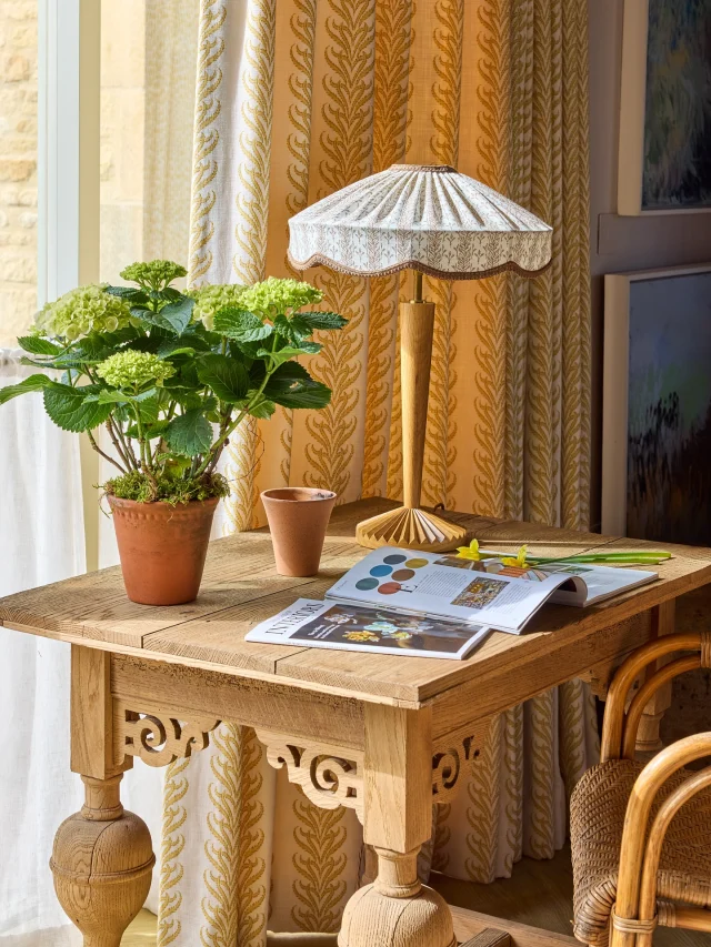As featured in this month’s newsletter the Tiffany Wave, from our CINNY x @beauvamp collaboration, brings a touch of rustic elegance to the showroom. Framed by Lorcan in Ochre curtains, a striking combination that lifts my everyday 💛