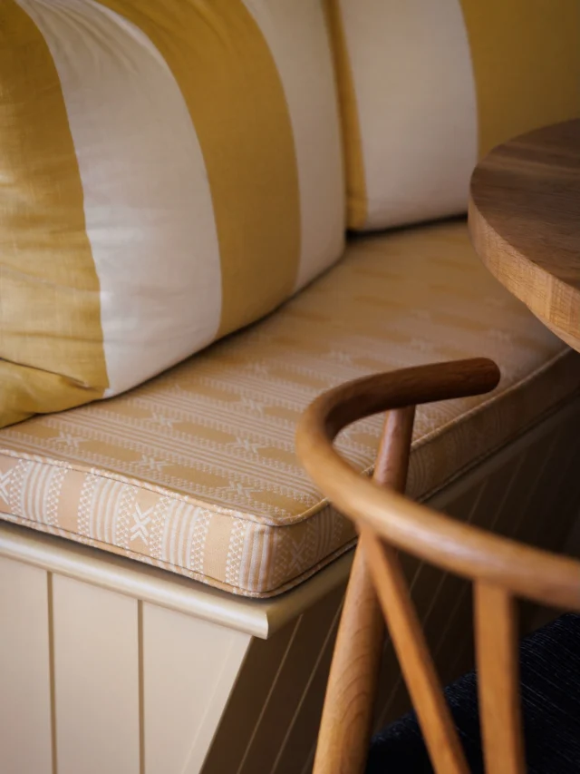 Batak Jack 💛

Part of our very first woven collection, Batak Jack brings warmth and rhythm to a room. 

Available in four colourways - Beeswax, Atlantic, Burnt Orange & Spinach 

You can now order samples on our website 💌